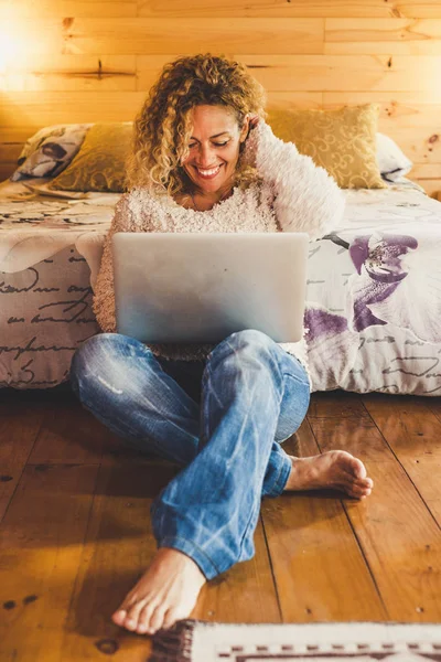 Trendig Vacker Glad Glad Kvinna Sitter Trägolv Hemma Eller Hotell — Stockfoto