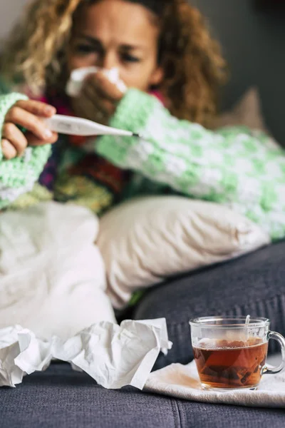 Närbild Vuxen Kvinna Hemma Vintern Med Säsongssjukdom Kalla Friska Problem — Stockfoto