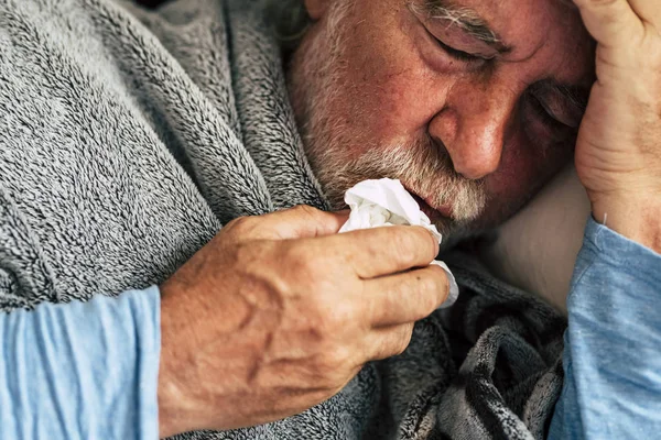 Personnes Âgées Homme Âgé Atteint Une Maladie Saisonnière Hiver Fièvre — Photo