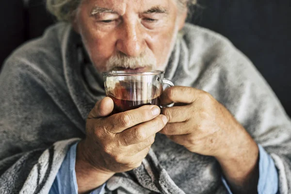 Alte Menschen Senioren Mit Winter Saisonale Krankheit Fieber Erkältungsprobleme Trinken — Stockfoto