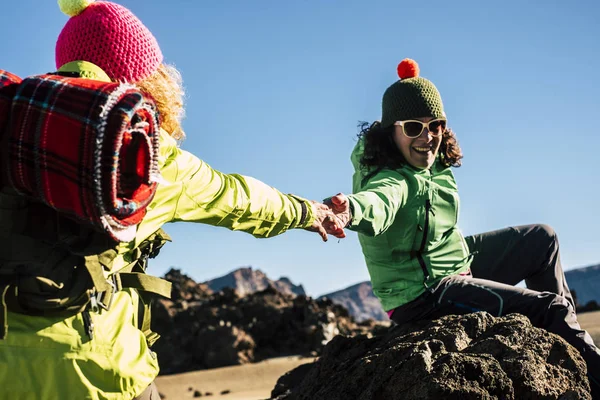 Freundinnen Berg Die Spaß Ihrem Abenteuer Haben — Stockfoto