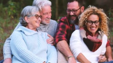 Bir grup karışık çağ nesli. İnsanlar gülümsüyor ve hayat kelimesiyle harfleri engelliyor.