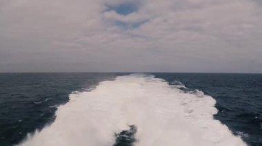 Turistik yolculukta tekneden manzara 