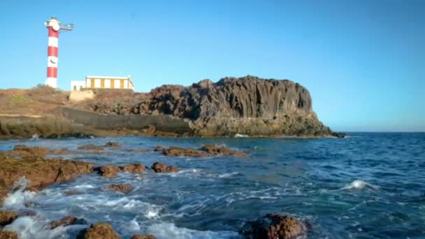 日间岩石海岸与大海的景致 — 图库视频影像