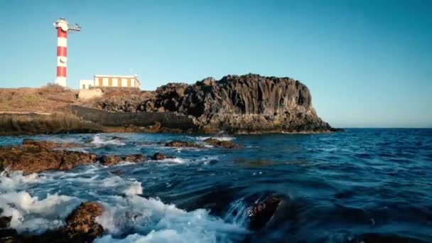 Vista Panorámica Costa Rocosa Con Mar Durante Día — Vídeo de stock
