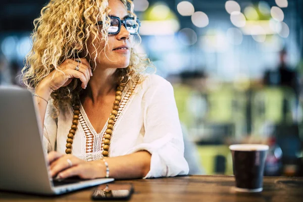 Hermosa Gente Adulta Mujer Trabaja Ordenador Portátil Con Tecnología Internet —  Fotos de Stock