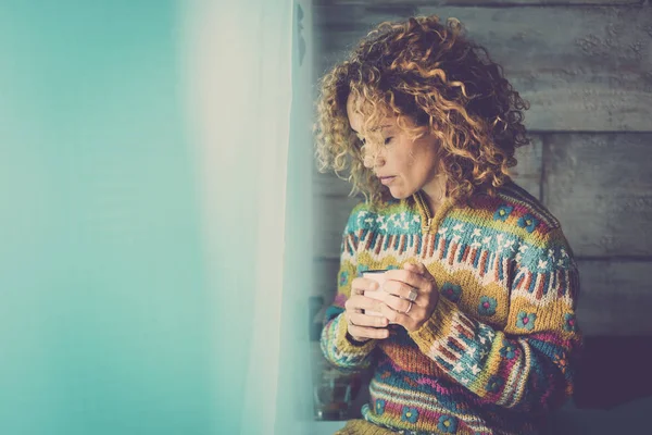 Retrato Hermosa Mujer Mediana Edad Con Taza Café —  Fotos de Stock