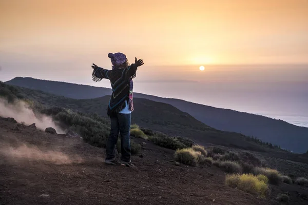 Aktivní Žena Outdoorové Volnočasové Aktivity Otevřenou Náručí — Stock fotografie