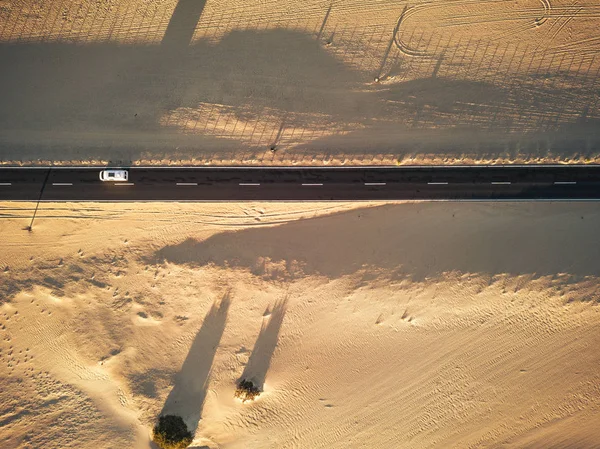 Вид Воздуха Чёрную Асфальтовую Дорогу Песком Пустыней Обеих Сторон — стоковое фото