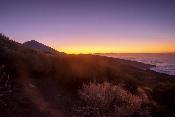 色と空と乾燥デザート火山の山の中で日没の時間 — ストック写真