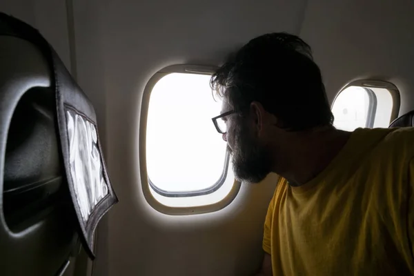 Brodaty Podróżnik Wyjrzyj Przez Okno Samolocie Latający Podróżujący — Zdjęcie stockowe