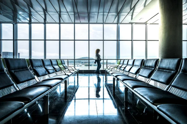 Junge Touristinnen Die Flughafen Gehen Spiegeln Sich Auf Dem Sauberen — Stockfoto