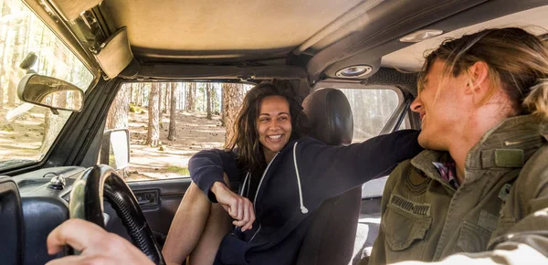 Пара Сидящих Внутри Автомобиля Вместе Наслаждающихся Путешествием Лесу — стоковое фото