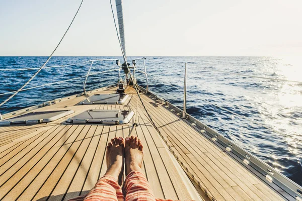 観光客の女性の足を閉じて横になり 帆のボートでリラックス — ストック写真