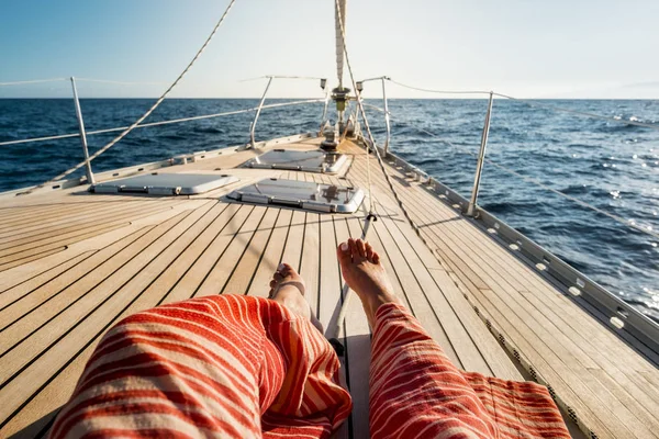Aproape Picioare Femeie Turistică Stabilire Relaxare Barca Vele — Fotografie, imagine de stoc