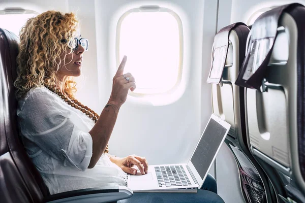 Kaunis Nainen Matkustaja Lentokoneen Käyttämällä Henkilökohtaista Kannettavaa Tietokonetta Aluksella — kuvapankkivalokuva