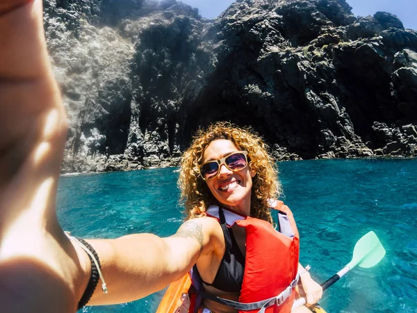 Mujer Tomando Foto Selfie Con Kayak Agua Azul Del Océano —  Fotos de Stock