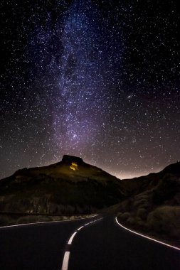 Samanyolu ile gece manzarası, galaksi ve seyahat dünyası kavramı