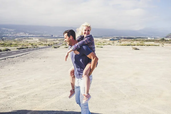 Vida Juntos Concepto Con Dos Jóvenes Felices Largo Camino Recto — Foto de Stock