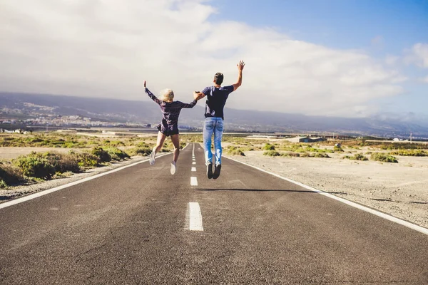 Achteraanzicht Van Twee Jonge Mensen Die Samen Lange Rechte Weg — Stockfoto