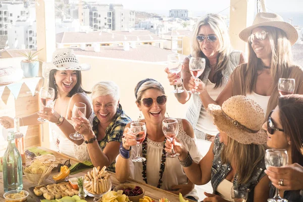 Grupo Personas Siete Mujeres Juntos Divirtiéndose Disfrutando Amistad Damas Con —  Fotos de Stock