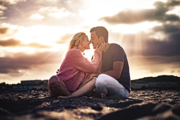 在浪漫的风景时刻 一对年轻貌美的情侣在夕阳西下拥抱亲吻 免版税图库照片