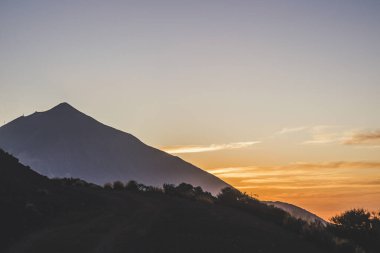 Gün batımında dağların güzel manzarası
