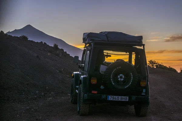 Carro Fundo Montanha Pôr Sol — Fotografia de Stock