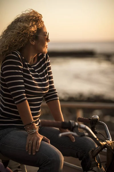 Όμορφη Ενήλικη Γυναίκα Κοιτάζοντας Πανόραμα Ηλιοβασίλεμα Ενώ Κάθεται Ποδήλατο — Φωτογραφία Αρχείου