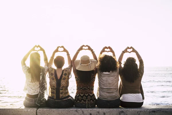 Grupul Oameni Fericiți Prieteni Aer Liber Femei Văzute Din Spate — Fotografie, imagine de stoc