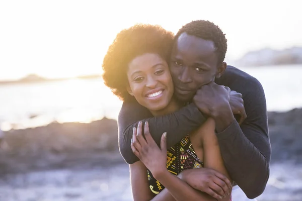 Gelukkig Mooi Afrikaans Paar Liefde Vriendschap Blijven Samen Omhelsd Met — Stockfoto