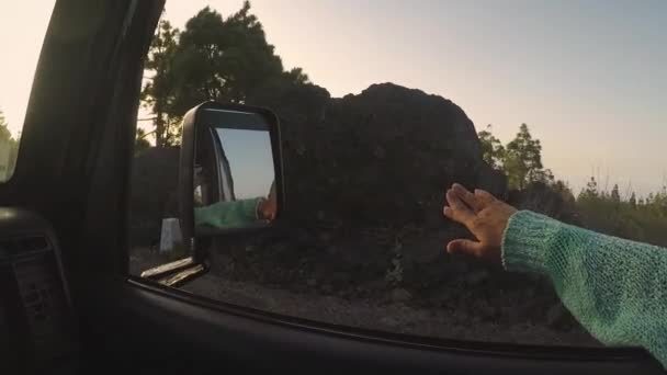 Vrouw Spelen Met Wind Terwijl Reizen Auto Weg Kleurrijke Zonsondergang — Stockvideo
