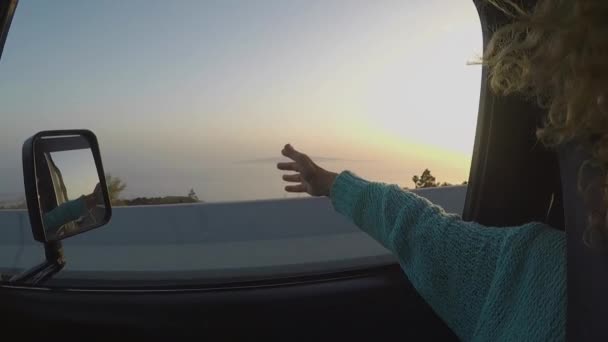 Mujer Jugando Con Viento Mientras Viaja Coche Carretera Colorida Puesta — Vídeo de stock