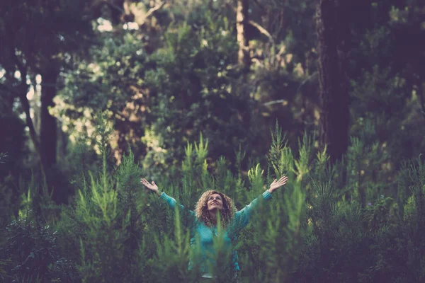 Szczęśliwi Ludzie Kobieta Szczęśliwa Środku Lasu Drzewami Roślinami Wszędzie Dookoła — Zdjęcie stockowe