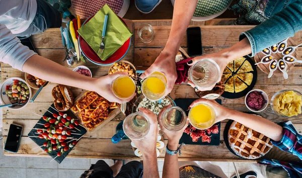 Tavolo Con Cibo Amici Che Stringono Brindano Insieme Amicizia Divertendosi — Foto Stock