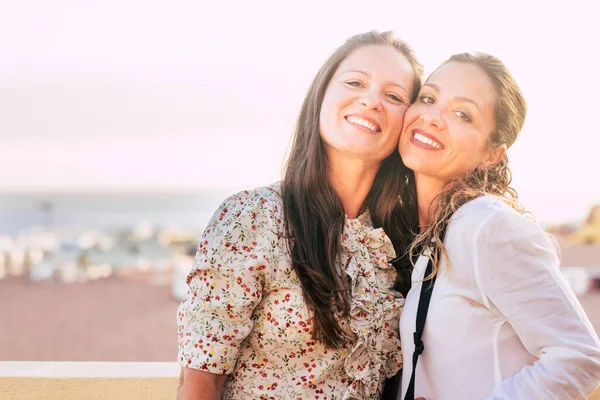 Casal Adultos Jovens Mulheres Caucasianas Abraços Sorrir Juntos Amizade Relacionamento — Fotografia de Stock