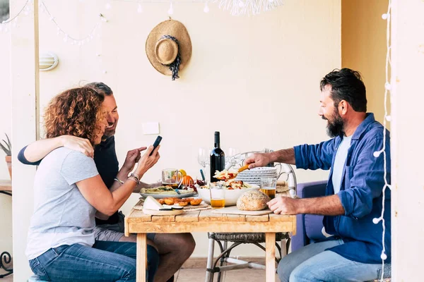Grupo Adultos Amigos Caucásicos Personas Disfrutan Comida Juntos Comer Beber —  Fotos de Stock