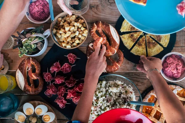 Close Verticaal Uitzicht Tafel Kaukasische Handen Nemen Voedsel Eten Samen — Stockfoto