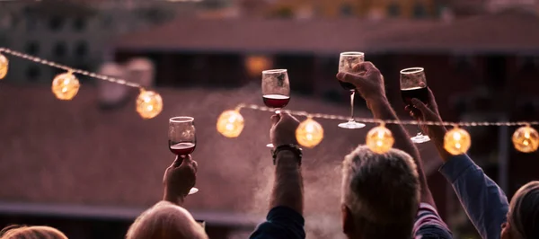 Άνθρωποι Γιορτάζουν Νυχτερινή Ζωή Έννοια Ένα Ποτήρι Κόκκινο Κρασί Μαζί — Φωτογραφία Αρχείου