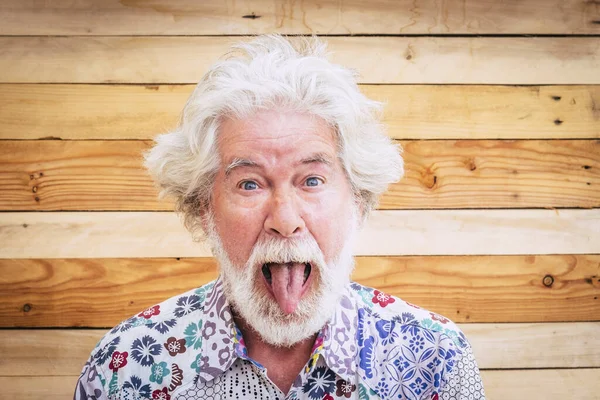 Retrato Homem Louco Sênior Alegre Com Fundo Madeira — Fotografia de Stock