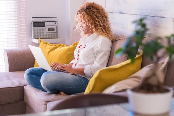 Mulher Adulta Casa Trabalho Inteligente Com Computador Portátil Sentar Sofá — Fotografia de Stock