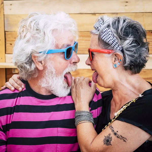 Portrait Von Fröhlichen Senior Verrücktes Paar Mit Holz Hintergrund — Stockfoto