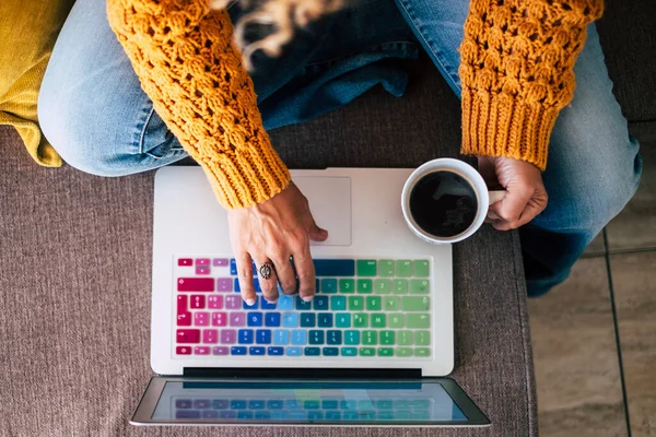 Взрослые Женщины Работают Пишут Цветной Клавиатуре Ноутбука Пока Пьют Кофе — стоковое фото