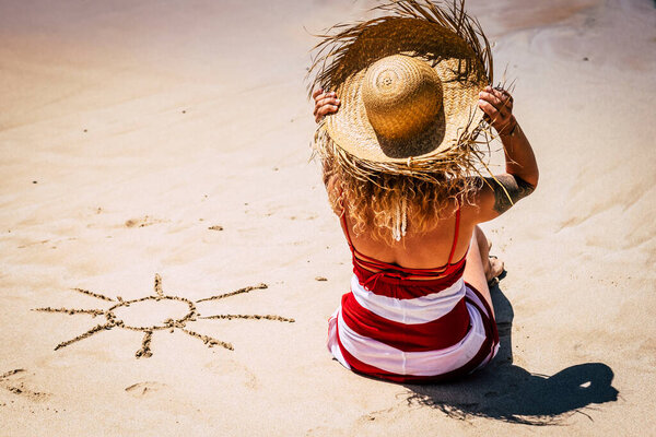 Концепция солнечного и летнего отдыха с людьми на пляже и женщиной, рассматриваемой со спины в туристической шляпе, наслаждающейся днем и расслабляющей активностью на свежем воздухе

