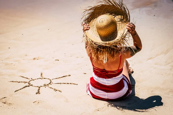 ビーチで人々と太陽と夏休みの休暇の概念と観光客の帽子を楽しんで戻ってから見た白人女性とアウトドアリラックスレジャー活動 — ストック写真