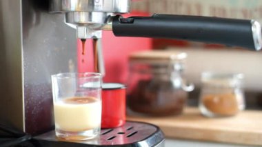 Arka planda bir fincan kahve olan kahve makinesi, kapat.