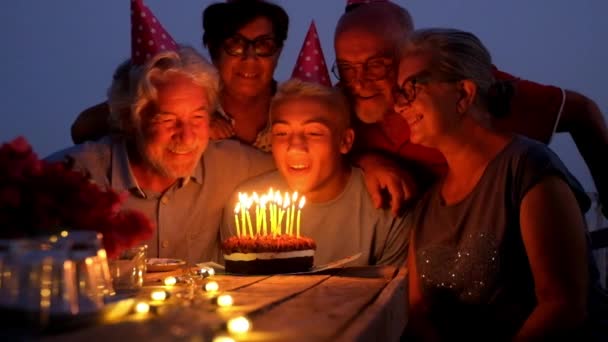 Verjaardagsfeest Thuis Buiten Met Kaukasische Gelukkig Vrolijk Gezin Rond Een — Stockvideo