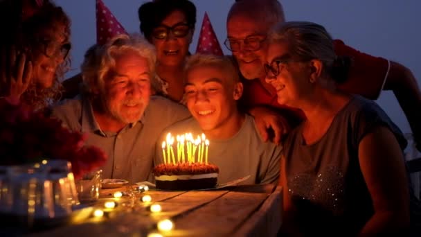 Verjaardagsfeest Thuis Buiten Met Kaukasische Gelukkig Vrolijk Gezin Rond Een — Stockvideo