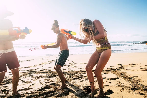 Sommerferienspaß Urlauberkonzept Mit Gruppe Junger Freunde Spielt Gemeinsam Mit Wasserpistole — Stockfoto