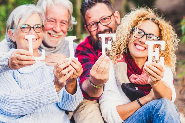 Grupo Edades Mixtas Personas Celebran Vida Con Bloques Sonrisas Personas — Foto de Stock